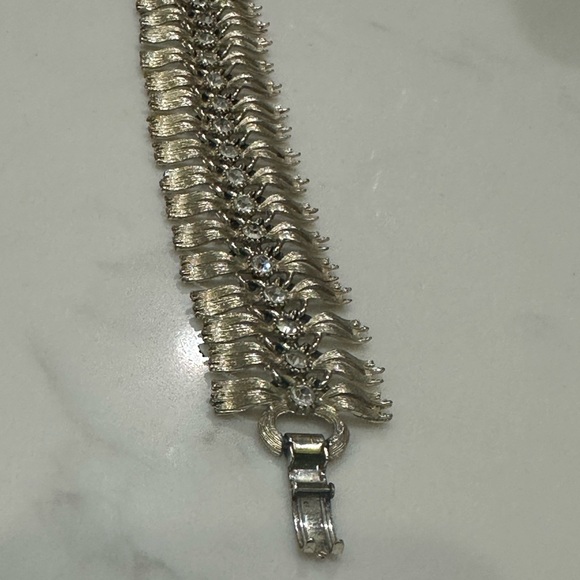 Vintage Lisner silver tone link bracelet - Picture 3 of 9